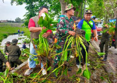 GIAT PEMBERSIHAN ENCENG GONDOK DI RAWA BENDUNGAN