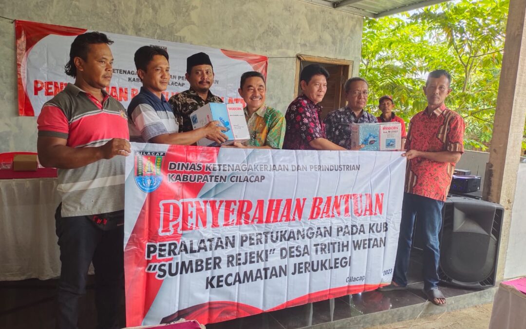 PENYERAHAN BANTUAN PERALATAN PERTUKANGAN “SUMBER REJEKI” DESA TRITIH WETAN: DINAS KETENAGAKERJAAN DAN PERINDUSTRIAN KABUPATEN CILACAP MENYOKONG USAHA KELOMPOK USAHA BERSAMA