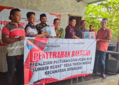 PENYERAHAN BANTUAN PERALATAN PERTUKANGAN “SUMBER REJEKI” DESA TRITIH WETAN: DINAS KETENAGAKERJAAN DAN PERINDUSTRIAN KABUPATEN CILACAP MENYOKONG USAHA KELOMPOK USAHA BERSAMA