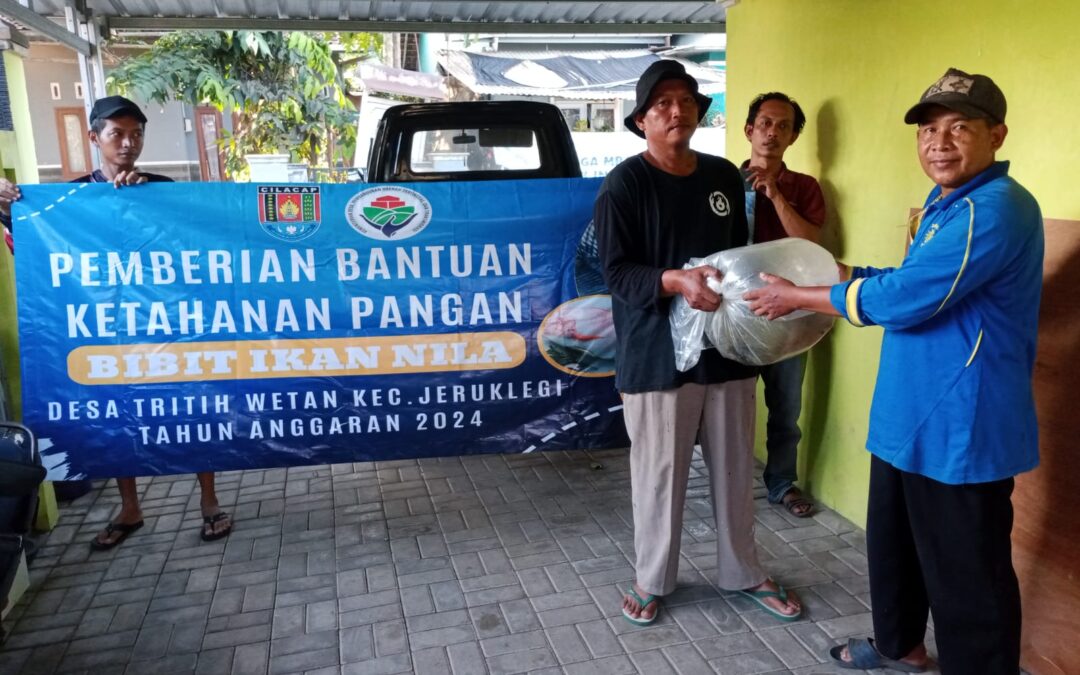 PEMBERIAN BANTUAN KETAHANAN PANGAN BERUPA IKAN NILA DAN BEBEK DI DESA TRITIH WETAN