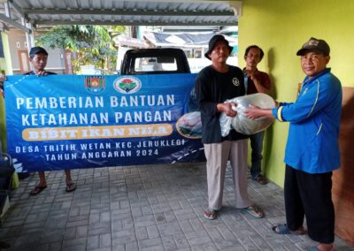 PEMBERIAN BANTUAN KETAHANAN PANGAN BERUPA IKAN NILA DAN BEBEK DI DESA TRITIH WETAN