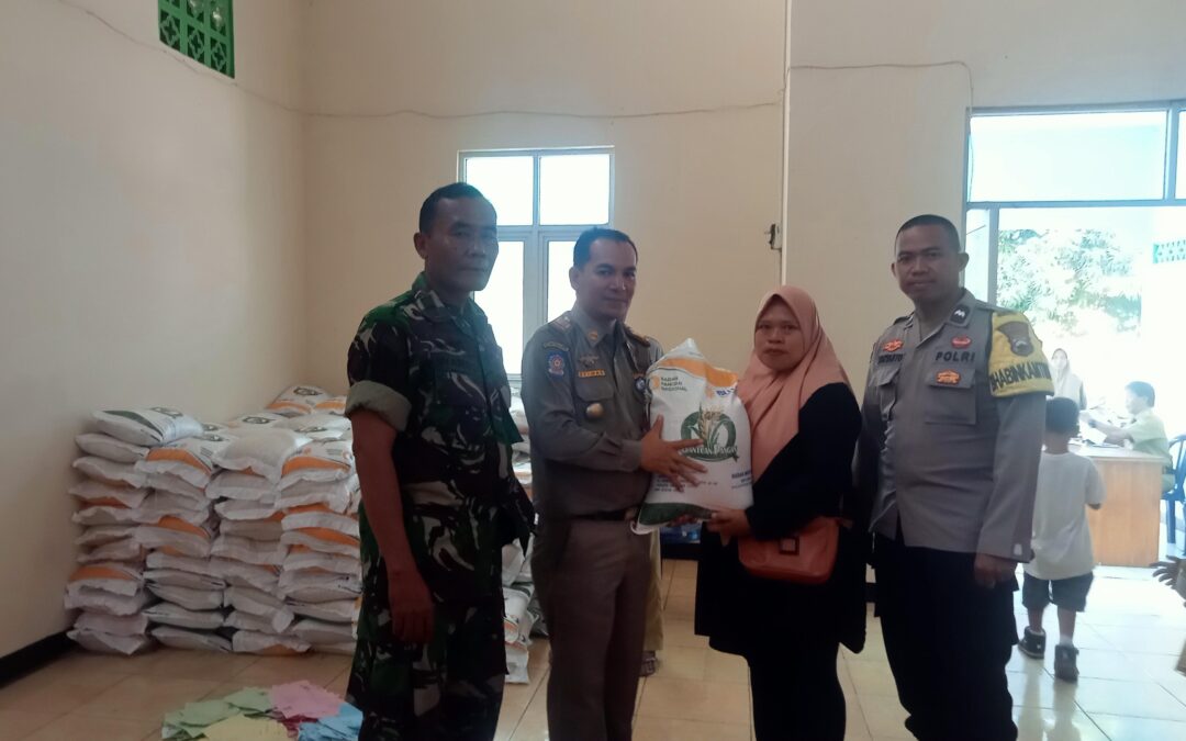 PEMBAGIAN BANTUAN BERAS ALOKASI BULAN MEI KEPADA WARGA DESA TRITIH WETAN