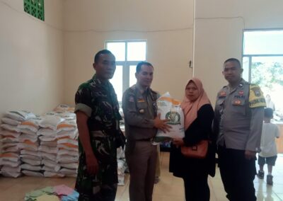 PEMBAGIAN BANTUAN BERAS ALOKASI BULAN MEI KEPADA WARGA DESA TRITIH WETAN