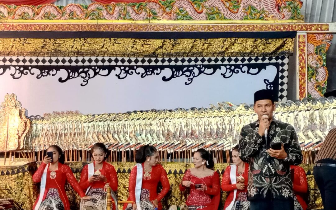 PJ KEPALA DESA TRITIH WETAN HADIRI PAGELARAN WAYANG KULIT PERINGATAN HUT RI KE-79 DI DUSUN KALIANGIN DESA TRITIH WETAN