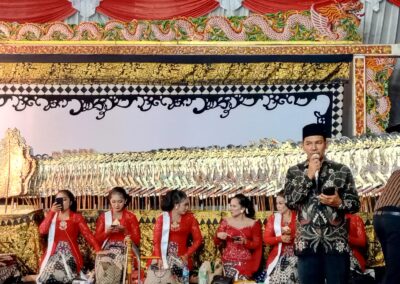 PJ KEPALA DESA TRITIH WETAN HADIRI PAGELARAN WAYANG KULIT PERINGATAN HUT RI KE-79 DI DUSUN KALIANGIN DESA TRITIH WETAN
