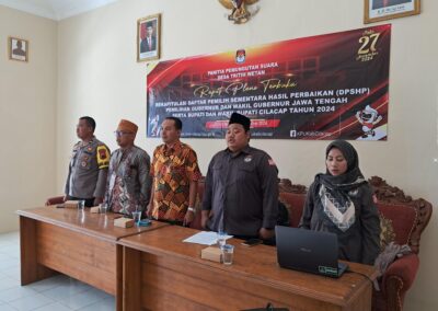 PJ KEPALA DESA TRITIH WETAN HADIRI RAPAT PLENO TERBUKA REKAPITULASI DPSHP PEMILIHAN GUBERNUR DAN WAKIL GUBERNUR JAWA TENGAH SERTA BUPATI DAN WAKIL BUPATI CILACAP 2024