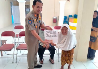 PENYERAHAN BANTUAN KERAWANAN SOSIAL BAGI WARGA DESA TRITIH WETAN