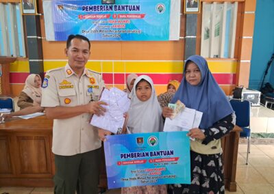 BANTUAN SERAGAM SEKOLAH DAN UANG SAKU UNTUK SISWA TIDAK MAMPU DI DESA TRITIH WETAN
