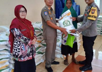 PENYALURAN BANTUAN BERAS PEMERINTAH